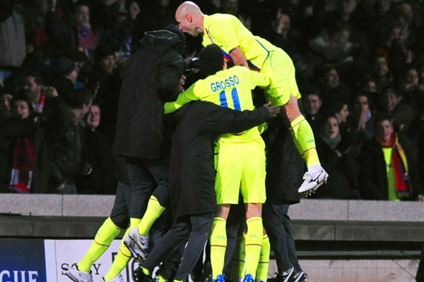 Todo Lyon abraza al eterno Juninho Pernambucano