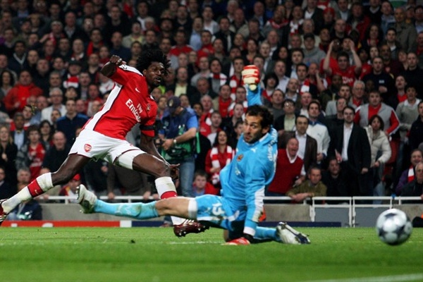 Adebayor sentencia la serie con el segundo gol
